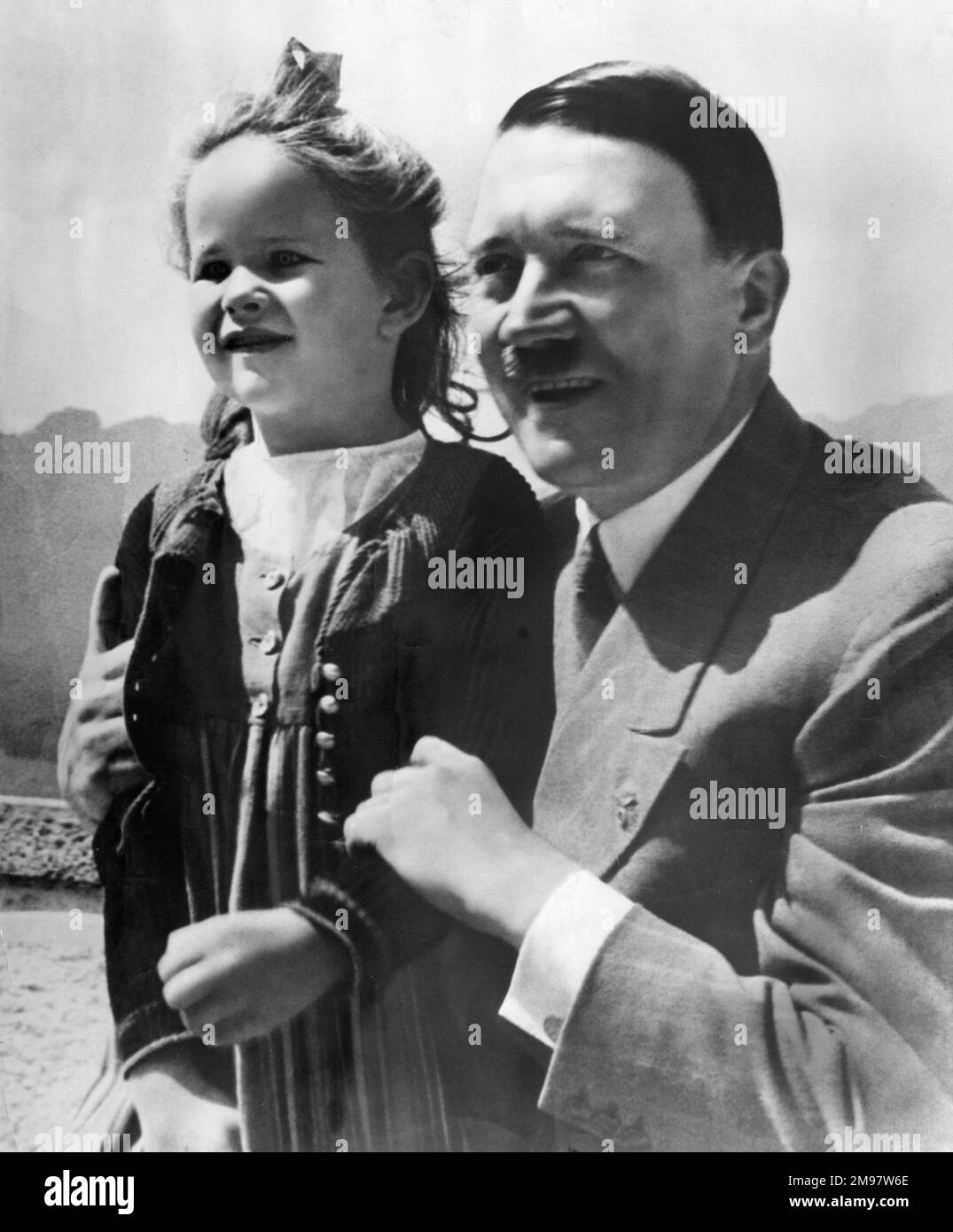 Adolf Hitler und ein junges Mädchen, deutsches Propagandafoto. Stockfoto