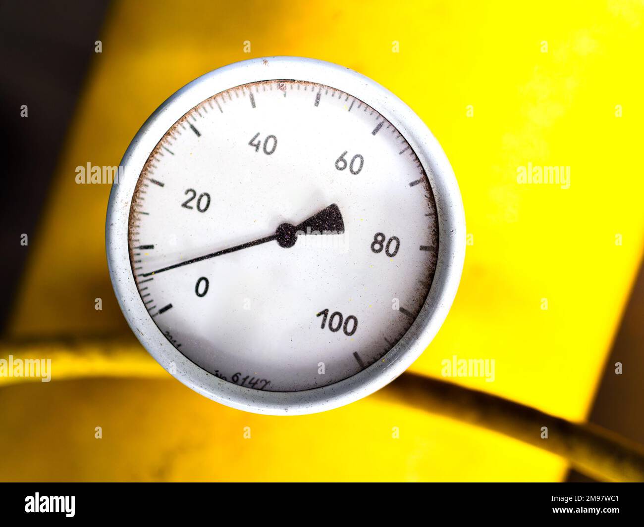 Betriebsfähiges Manometer zur Messung des Wasserdrucks in der Heizung  Stockfotografie - Alamy