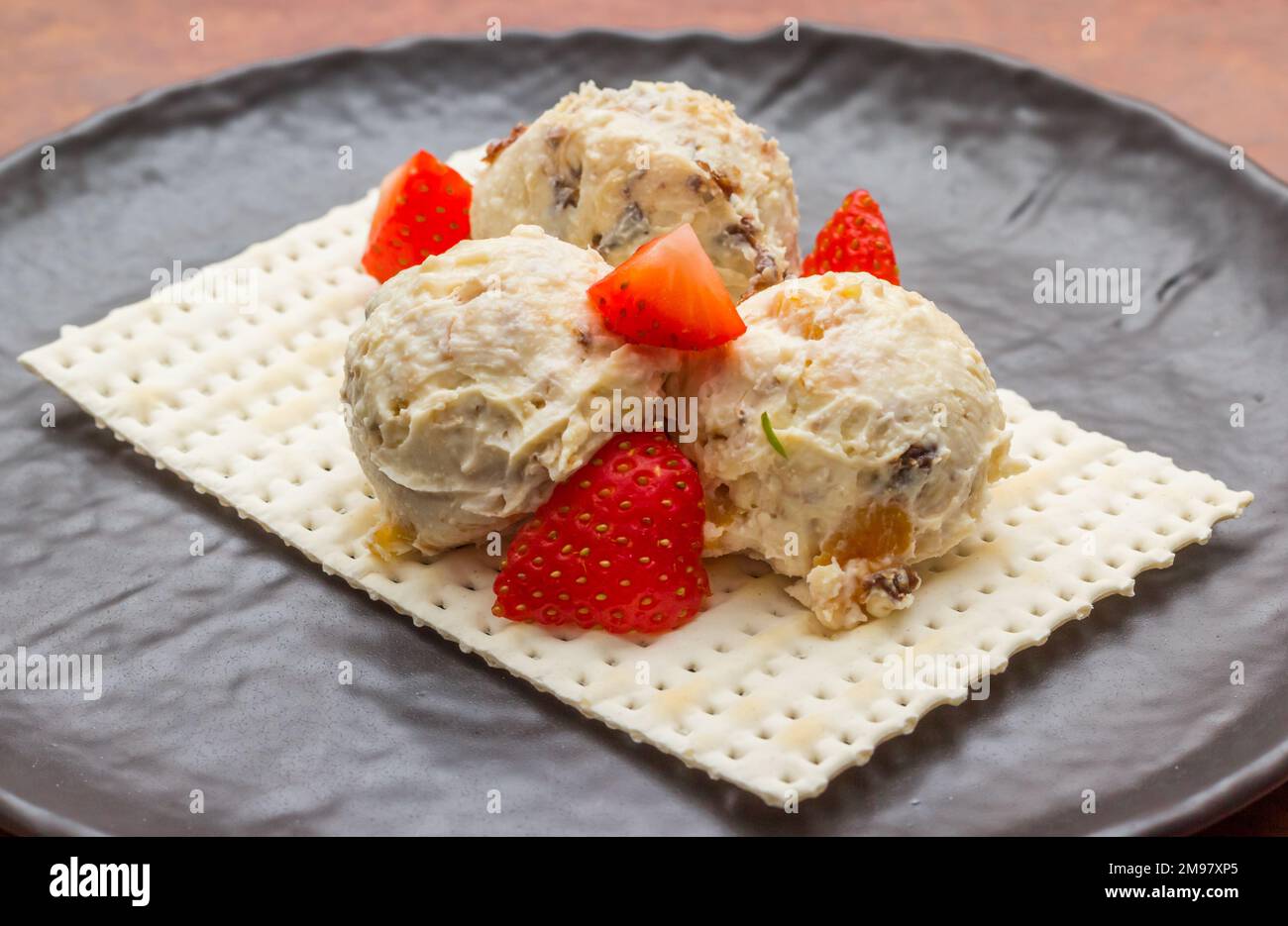 Traditionelles jüdisches Wüstenkaroset mit Eis, Erdbeeren und Cracker Stockfoto
