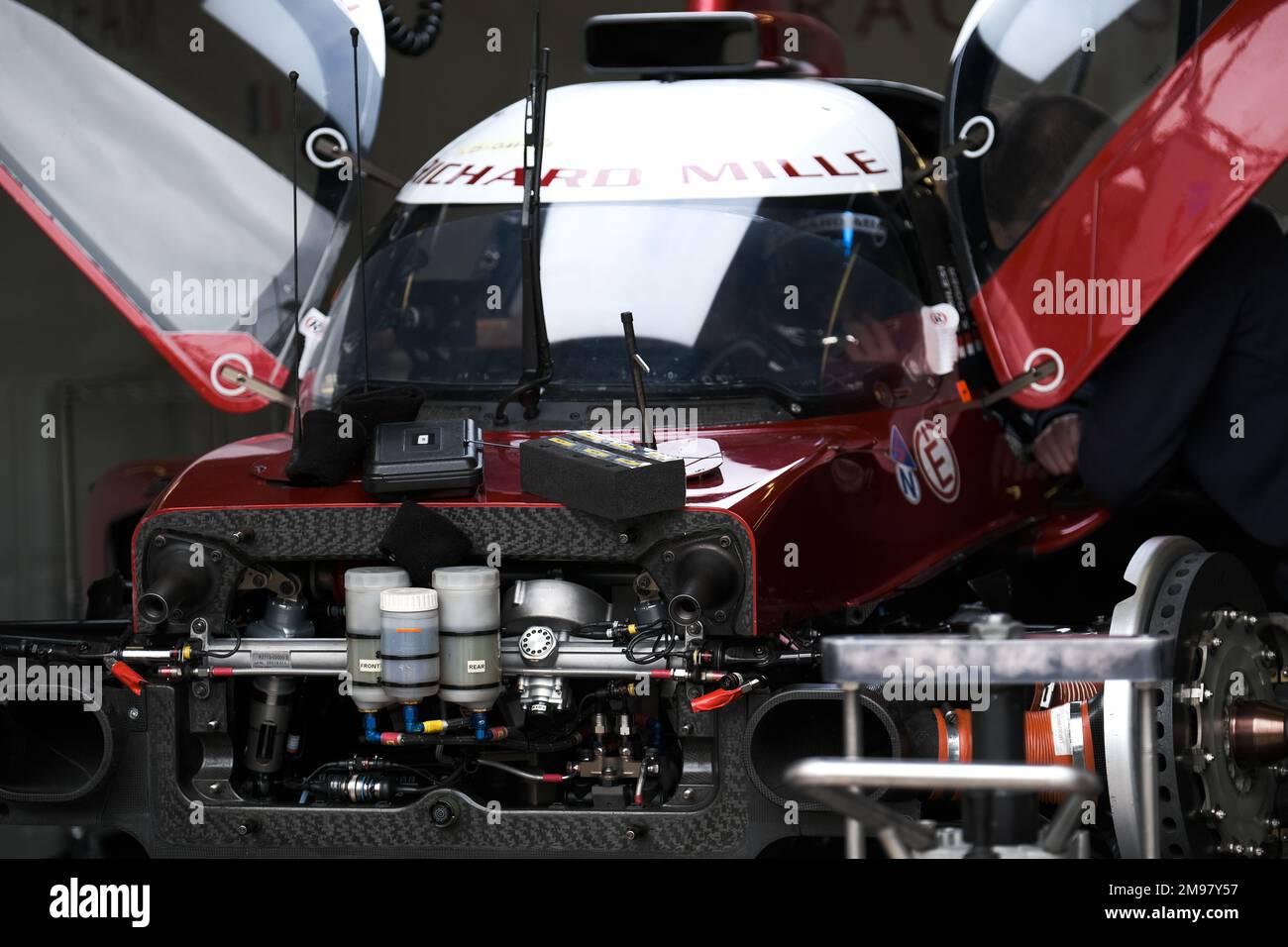 Le Mans / Frankreich - 12-13 2022. Juni: 24 Stunden Le Mans, auf den Tribünen letzte Vorbereitung der Autos die Techniker des Richard Mille Rennteams Stockfoto