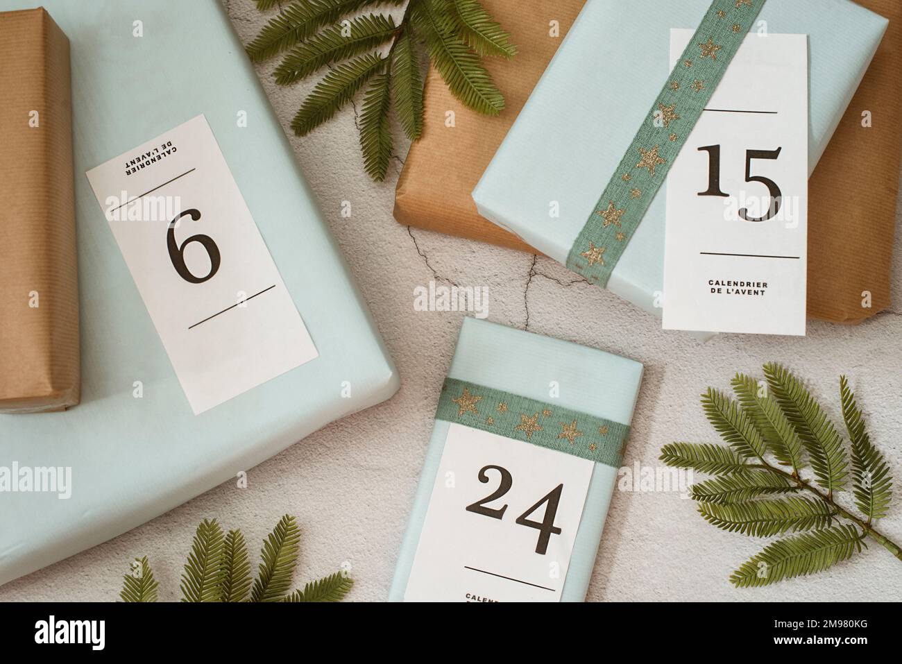 Blick von oben auf Geschenkverpackungen für einen Weihnachts-Adventskalender Stockfoto