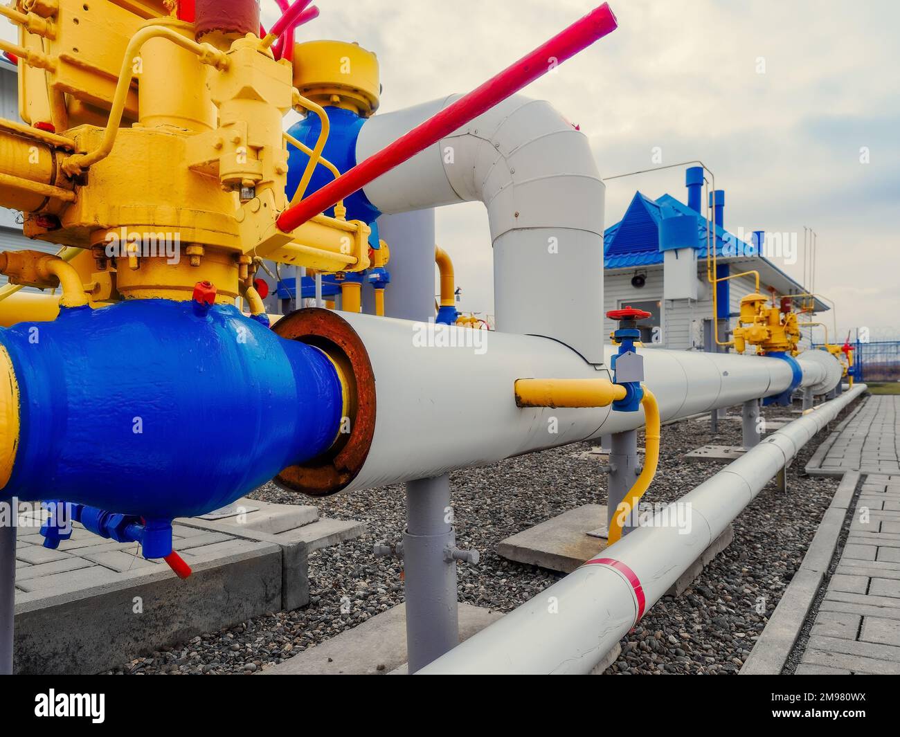 Gasverteilerstation. Leitungen, Ventile und Ausrüstung der Kompressorstation. Art der Industrieanlage. Industrieller Hintergrund. Erdgaslieferant.. Stockfoto