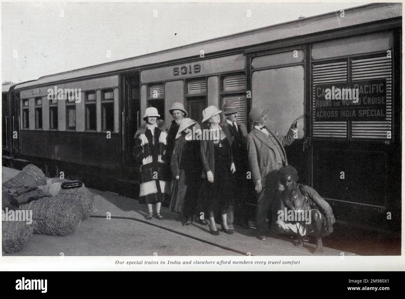 Kreuzfahrtpassagiere aus dem Kreuzfahrtschiff Empress of Australia stehen vor einem Zug, der ihnen eine besondere Reise durch Indien als Teil ihrer Reise bietet. Stockfoto