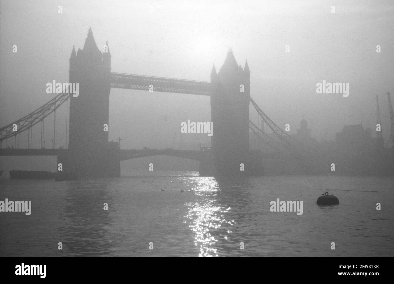 Tower Bridge über die Themse, London am frühen Morgen. Stockfoto