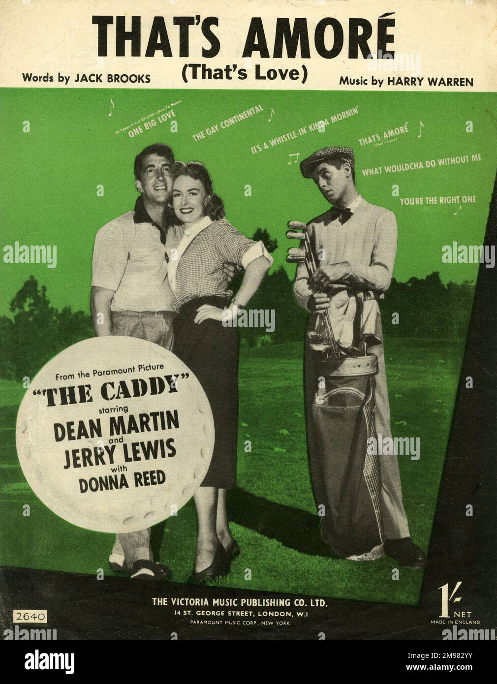 Musikcover, das ist Amore, Worte von Jack Brooks, Musik von Harry Warren. Dean Martin, Jerry Lewis und Donna Reed auf einem Golfplatz im Film The Caddy zu zeigen. Stockfoto