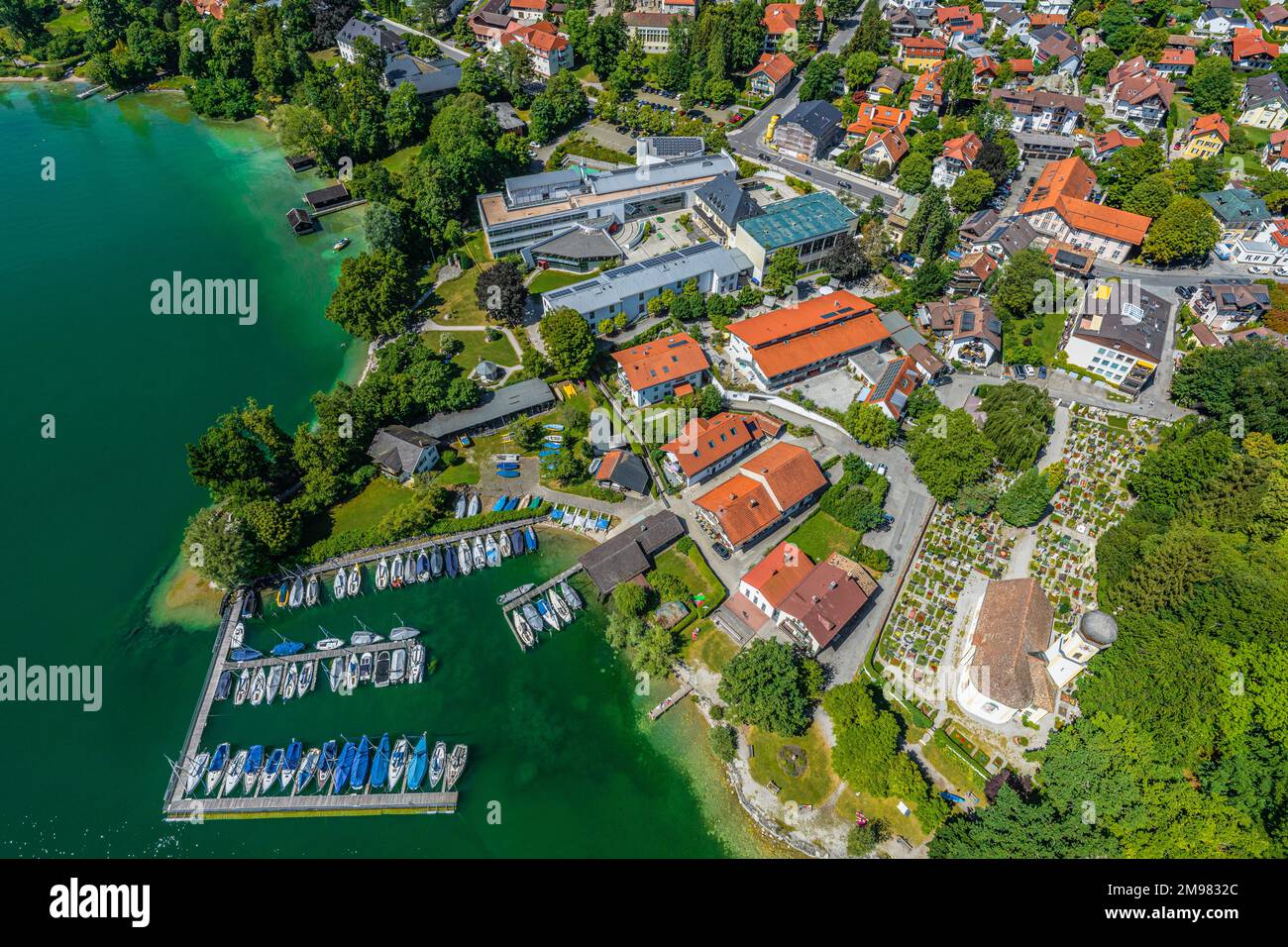 Luftblick auf Tutzing am Starnberger See, wunderschöne Gemeinde in Oberbayern Stockfoto