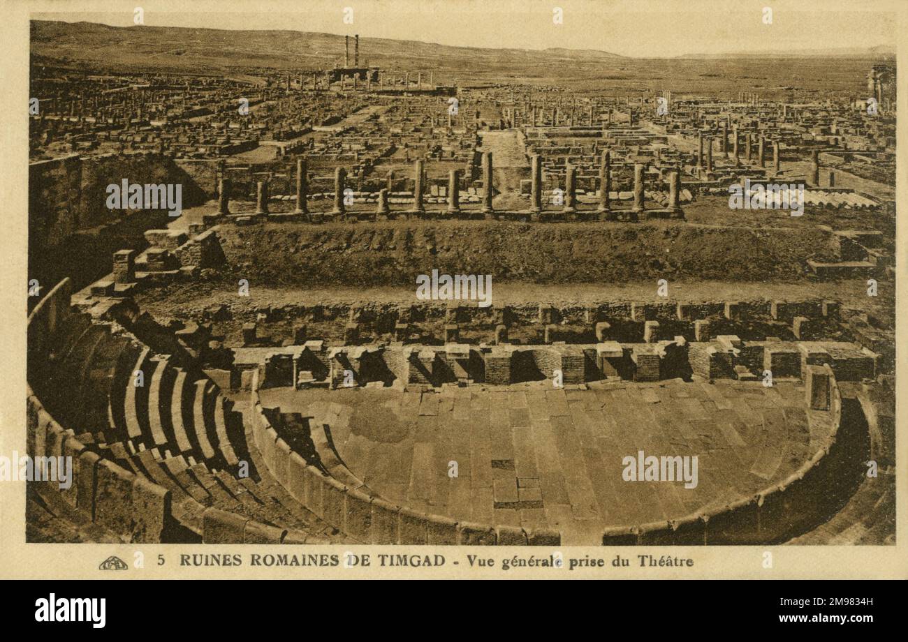 Die Überreste des Theaters in Timgad, einer römischen Kolonialstadt im Aures-Gebirge Algeriens, gegründet vom Kaiser Trajan um 100 v. Chr. Stockfoto