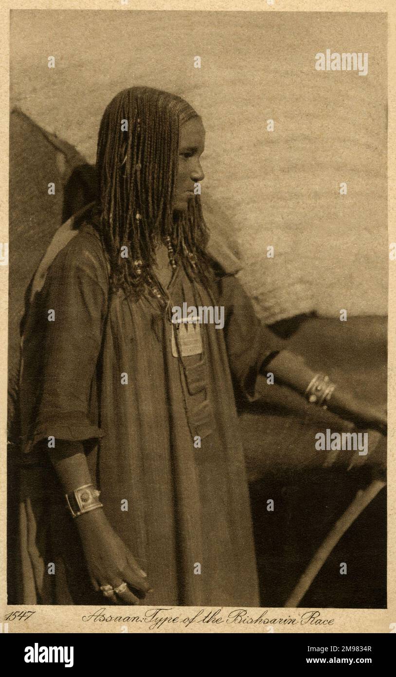 Bisharin-Frau aus Assuan, Ägypten. Der Bisharin-Stamm lebt im östlichen Teil der nubischen Wüste im Sudan und in Südägypten. Stockfoto