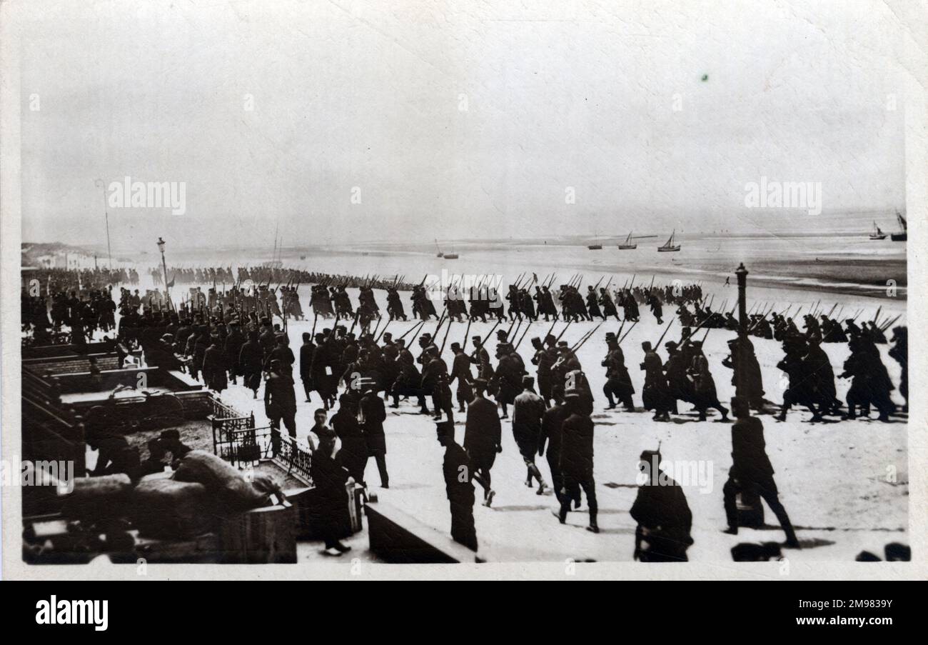 Belgische Armee kehrt von Übungen zurück - Strand in Dünkirchen, Frankreich - Juli 1915 Stockfoto
