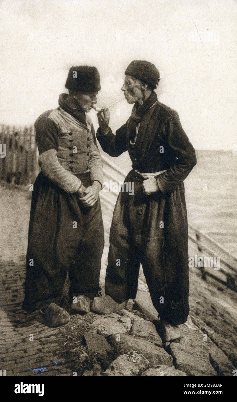 Kann ich es noch mal anzünden? Zwei alte Teer in Volendam, die Niederlande leuchten auf. Notieren Sie die guten Beispiele für traditionelle Kleidung und Schuhe auf dieser Karte. Stockfoto