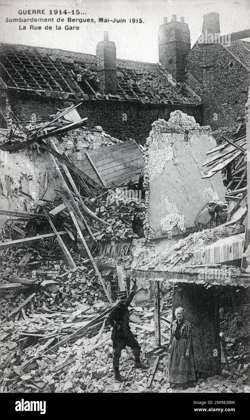 WW1 - Wohnungsschäden in Bergues, Frankreich (Region Nord-Pas-de-Calais), verursacht während der Kämpfe zwischen Mai und Juni 1915 - La Rue de la Gare (Station Road). Stockfoto