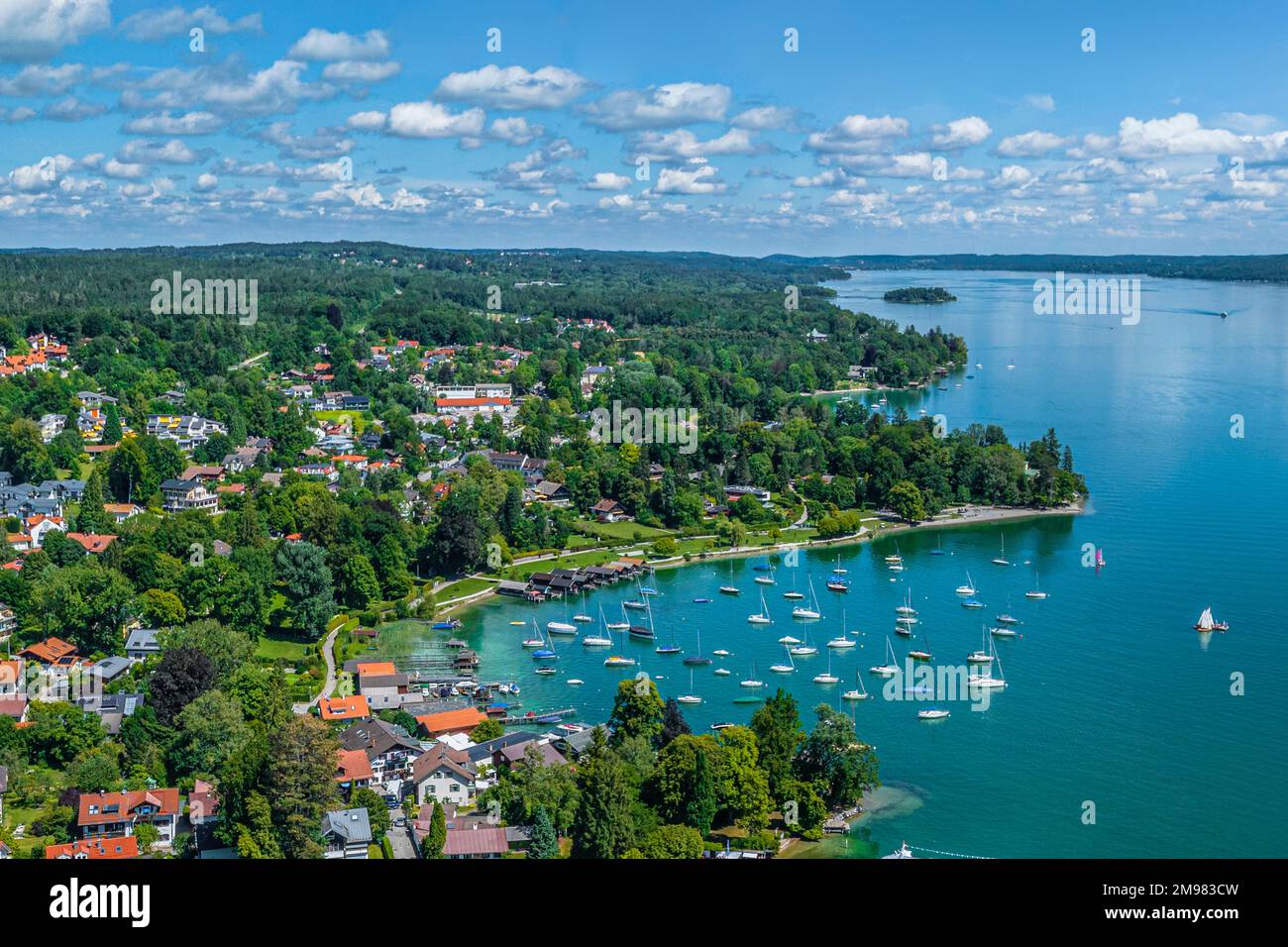 Luftblick auf Tutzing am Starnberger See, wunderschöne Gemeinde in Oberbayern Stockfoto