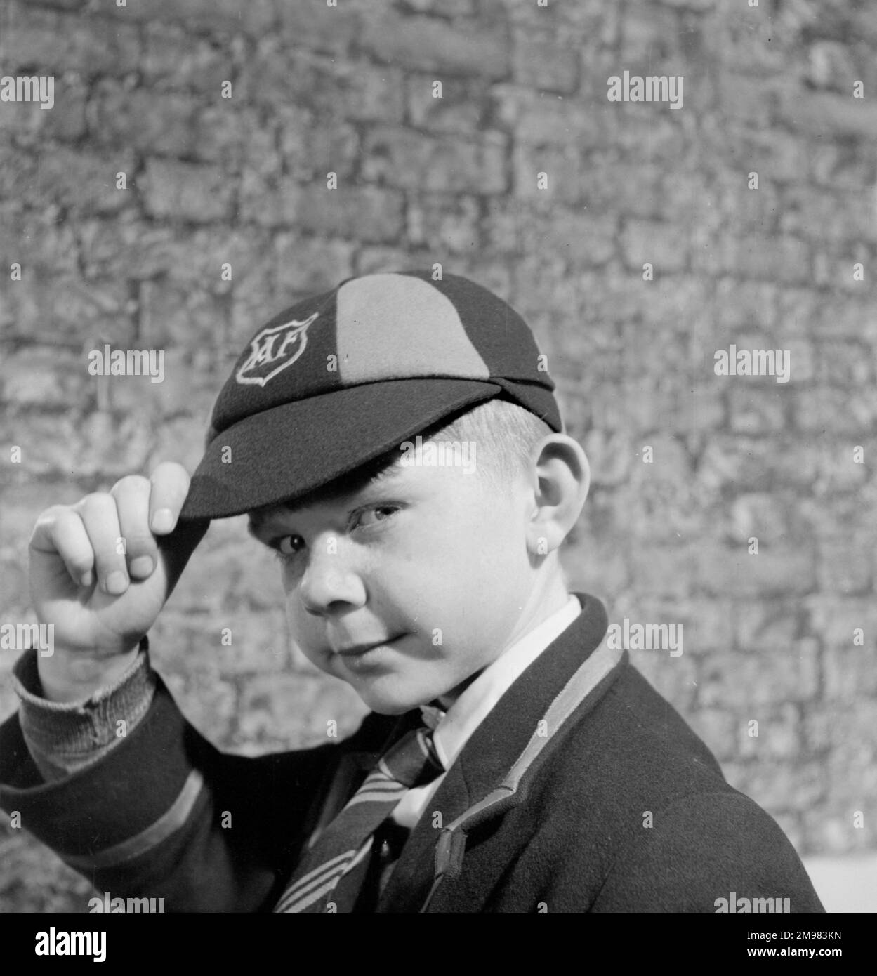 Werbung für National-Benzol-Petroleum--Jungenmodell (Denis Gilmore) in Schuluniform. Stockfoto