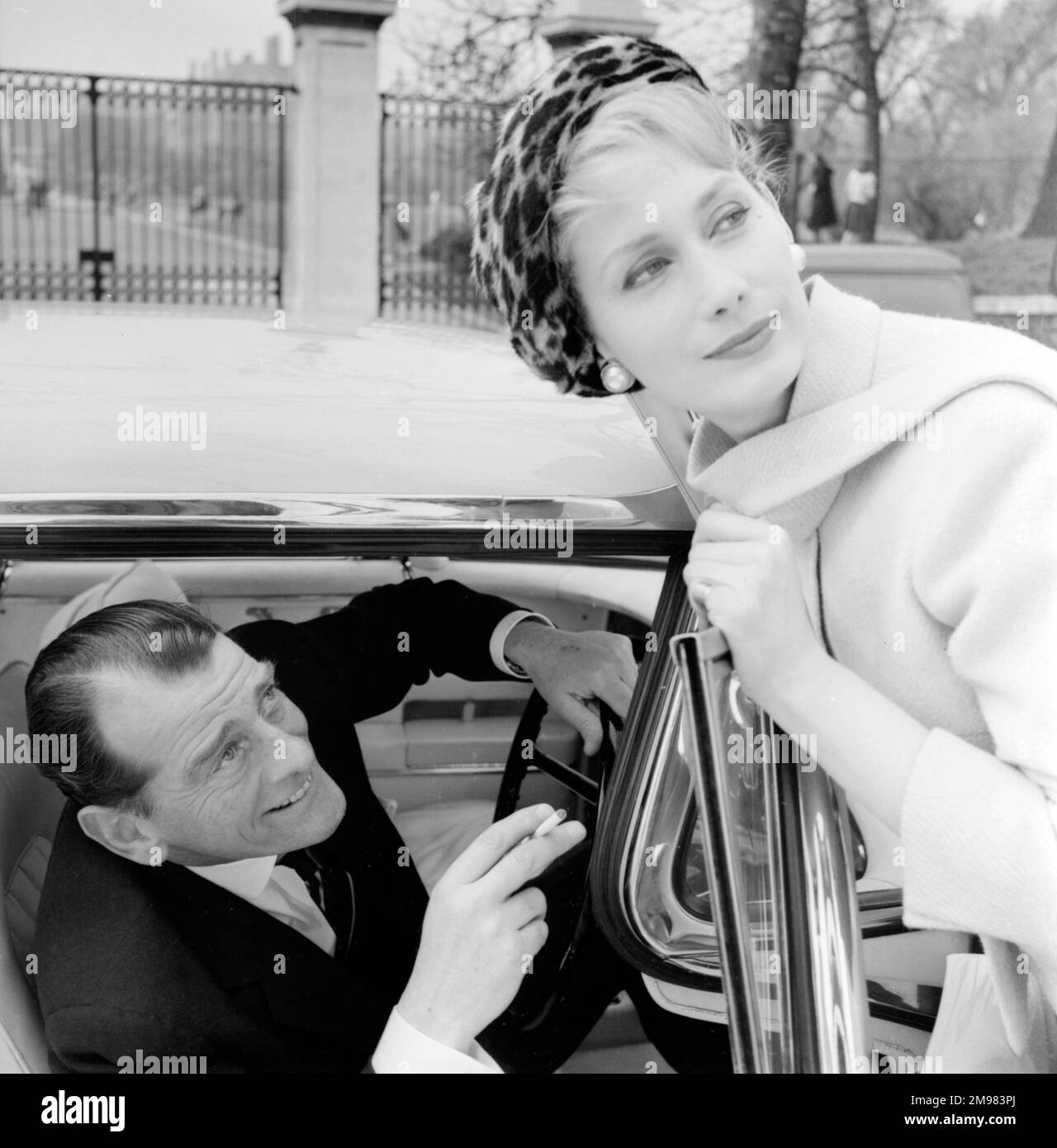 Werbung für lebenslange Zigaretten -- männliche und weibliche Modelle (Helen Connor und Christopher Powell) mit Facel Vega-Auto. Stockfoto