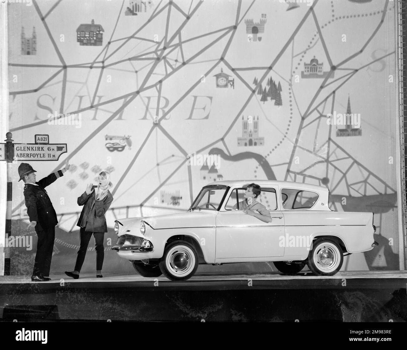 Werbung für Ford Anglia Autos -- männliche und weibliche Modelle posieren (Geraldine Hill, Susan Ingram und Ossie O'Leary). Stockfoto