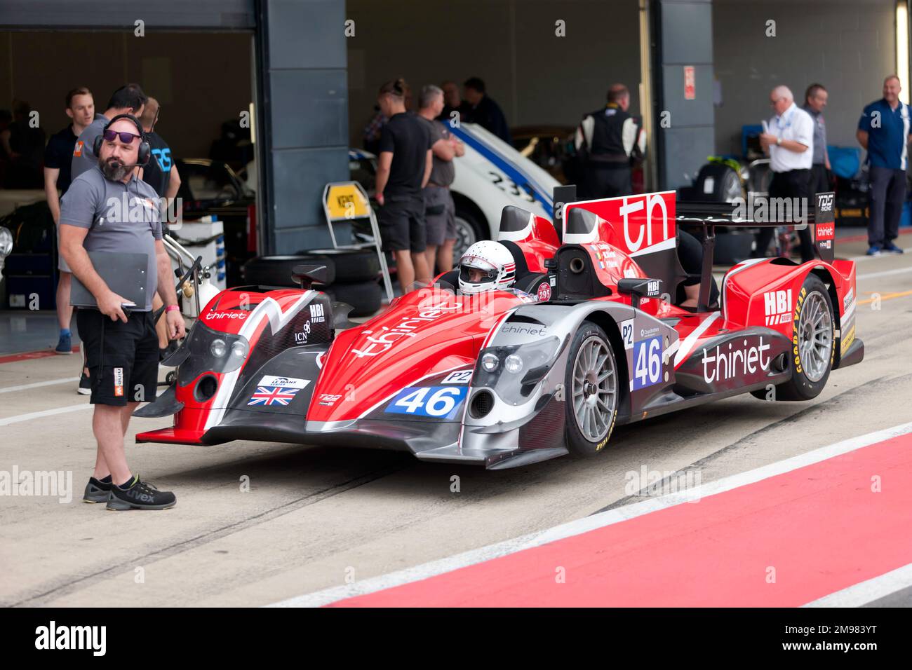 Mark Higsons' 2011, Oreca 03, in den Boxen, während der Qualifikationssitzung der Masters Endurance Legends im 2022 Silverstone Classic. Stockfoto