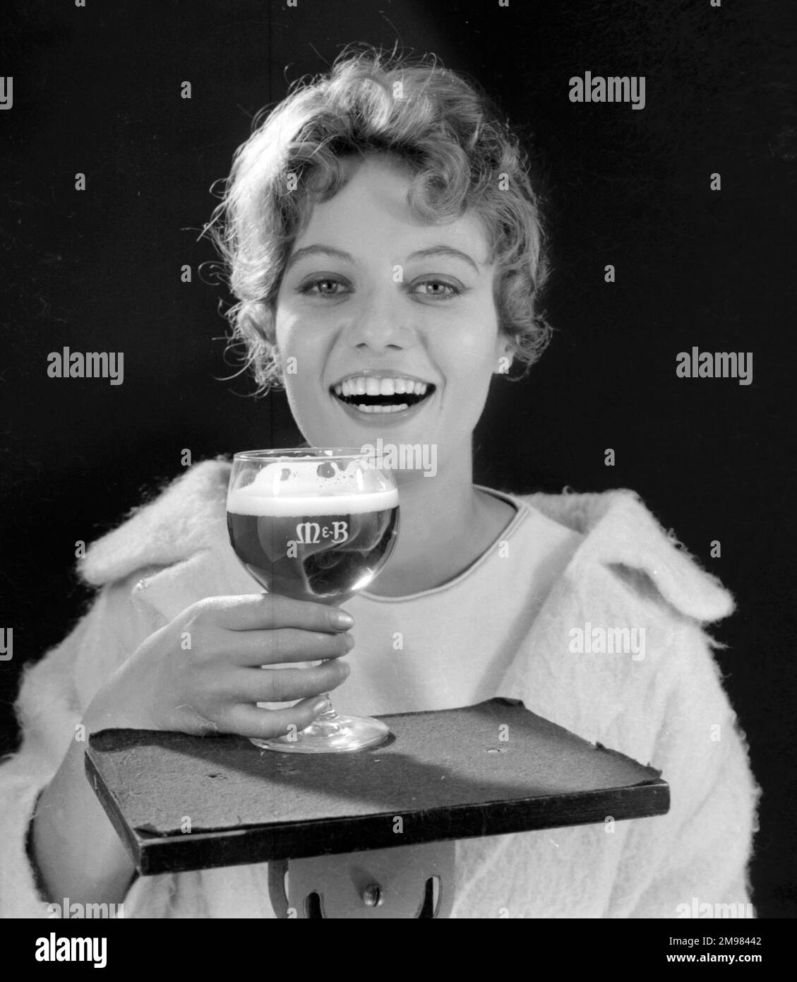 Werbung für M&B Amber Beer – weibliches Modell (Gillian Watt), das ein Glas hält. Stockfoto