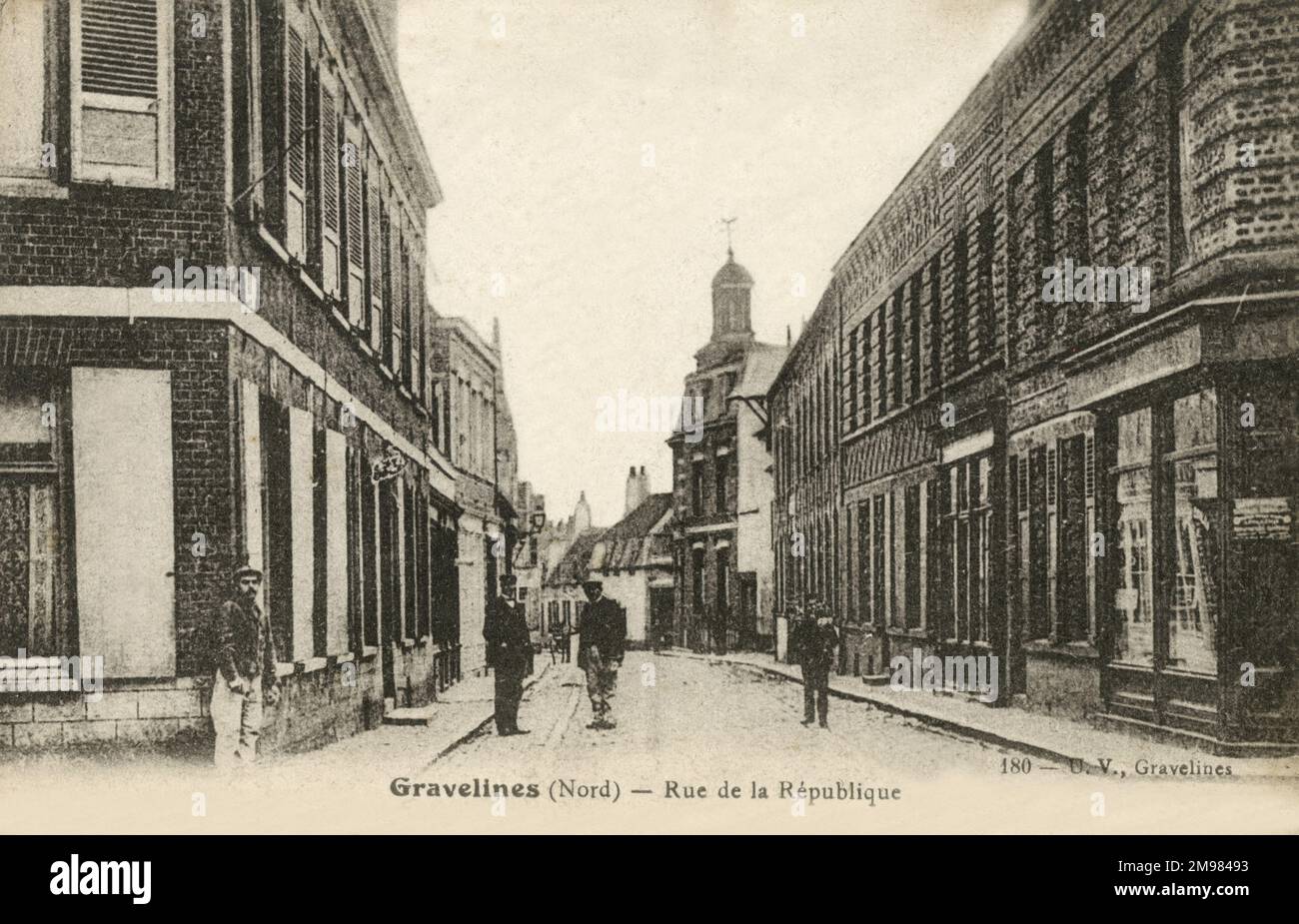 Eine Gruppe von drei Männern, die die Republic Street in der französischen Stadt Gavelines, Nord, hochgehen. Stockfoto