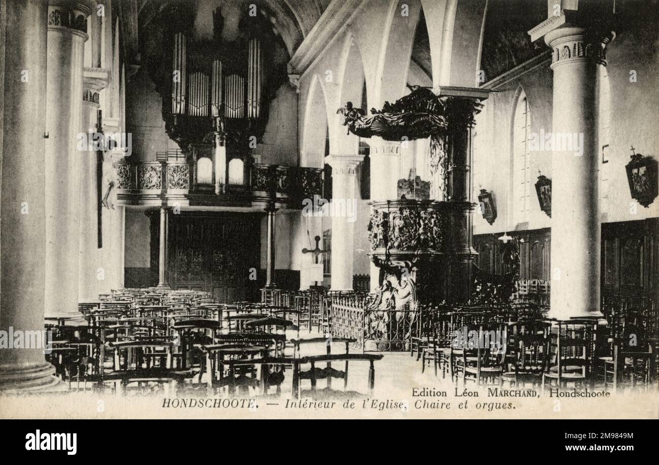 Hondschoote, Frankreich - das Innere einer kunstvoll verzierten Kirche mit Kirchenorganen und dekorativen Säulen. Stockfoto