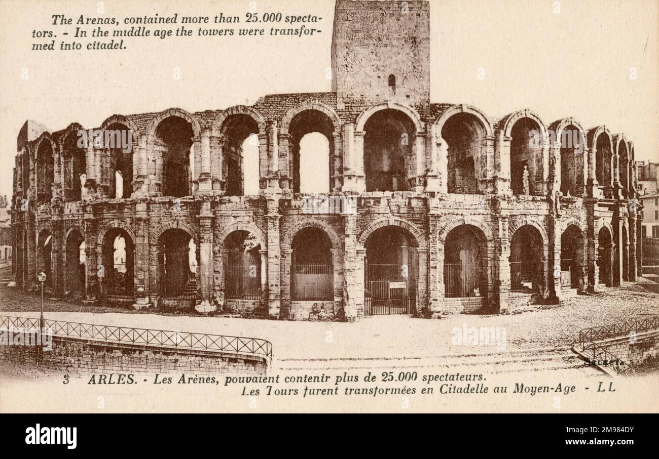 Das 90AD erbaute Arles Roman Amphitheater bietet Platz für mehr als 20.000 Zuschauer. Im Mittelalter wurden vier Türme, wie der hier gezeigte, zur Arena hinzugefügt und es wurde zu einer Zitadelle, die 200 Häuser, Kapellen und einen öffentlichen Platz schützte. Stockfoto