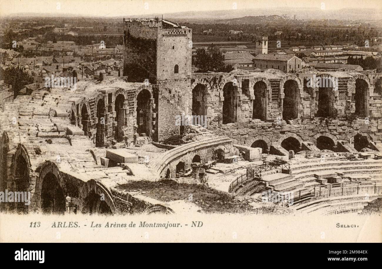 Das Römische Amphitheater Von Arles. Im Mittelalter wurden vier Türme, wie der hier gezeigte, zur Arena hinzugefügt und es wurde zu einer Zitadelle, die die Einheimischen beschützt und 200 Häuser umgibt. Stockfoto