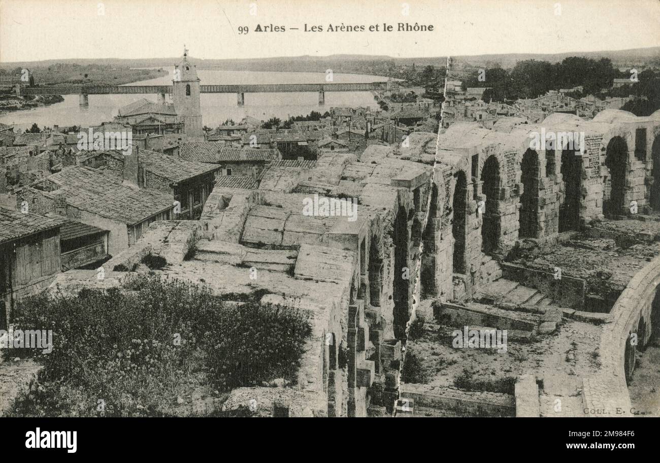 Arles France: Blick über den Rand des Ruinen römischen Amphitheaters über die Rhone. Das Amphitheater mit 120 Bögen, wie sie an den Mauern abgebildet sind, wurde ursprünglich 90AD erbaut und war Schauplatz von Wagenrennen und Hand-an-Hand-Kämpfen. In neueren Zeiten hat es Stierkämpfe, Theaterstücke und Konzerte veranstaltet. Stockfoto