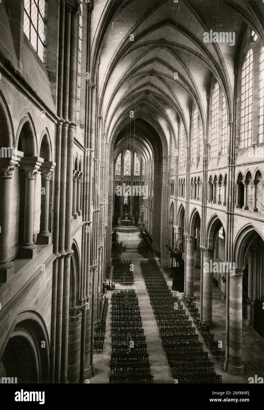 Soissons, Aisne - die Kathedrale St. Gervais und St. Protais (Cathédrale Saint-Gervais-et-Saint-Protais) ist ein Beispiel für gotische Architektur. Das Hauptschiff aus dem 13. Jahrhundert und die hohen Decken werden aus einem hohen Winkel gezeigt - das Bild wurde von der Orgelplattform aufgenommen. Stockfoto
