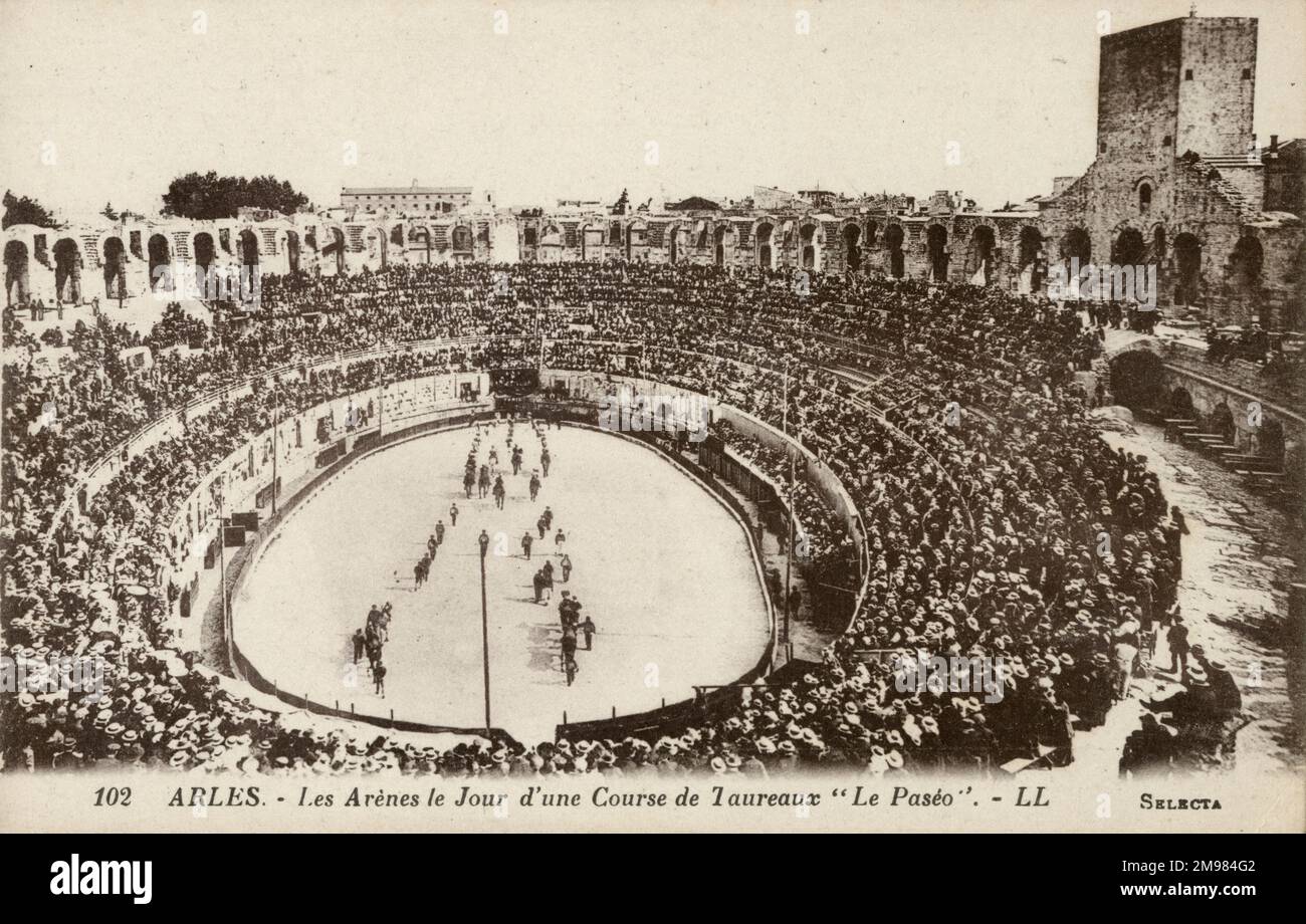 Arles, Frankreich - ein altes römisches Amphitheater in Südfrankreich, das als Stierkampfarena genutzt wurde. Das erste Stierrennen im Arles Amphitheater fand 1830 statt, um die Gefangennahme von Algier zu feiern. Stockfoto