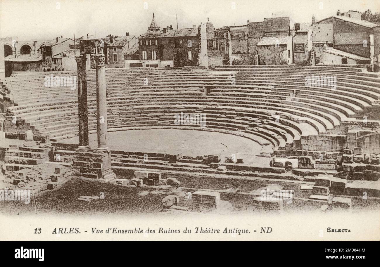 Das 90AD erbaute Amphitheater Arles bietet Platz für 20.000 Zuschauer in römischen Zeiten. Als das Römische Reich fiel, wurde das Theater in eine Festung verwandelt, mit den vier Türmen und einem öffentlichen Platz und Kapellen im Zentrum. Stockfoto
