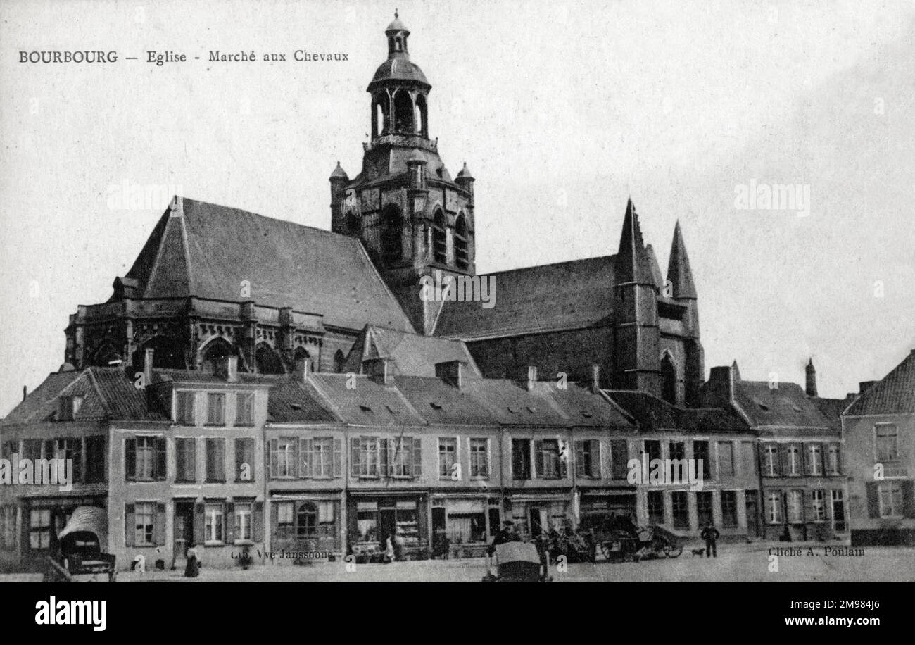 Kirche Saint Jean-Baptiste und der Chevaux-Markt in Bourbourg, Frankreich. Stockfoto