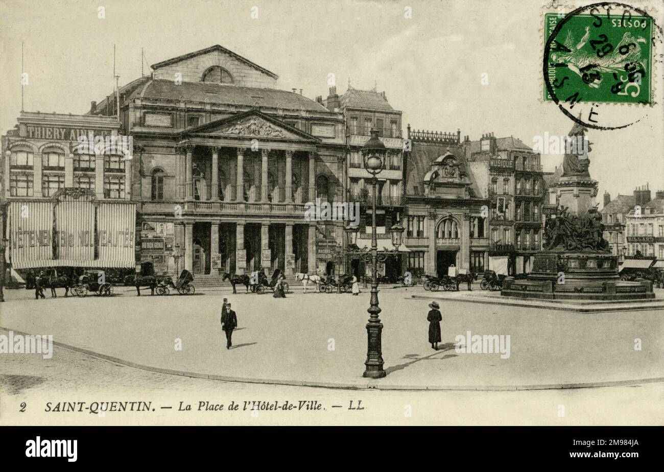 Saint Quentin, Frankreich: Das Rathaus (Hotel de Ville) und der Hauptplatz mit Pferden, Kutschen und Fußgängern. Stockfoto
