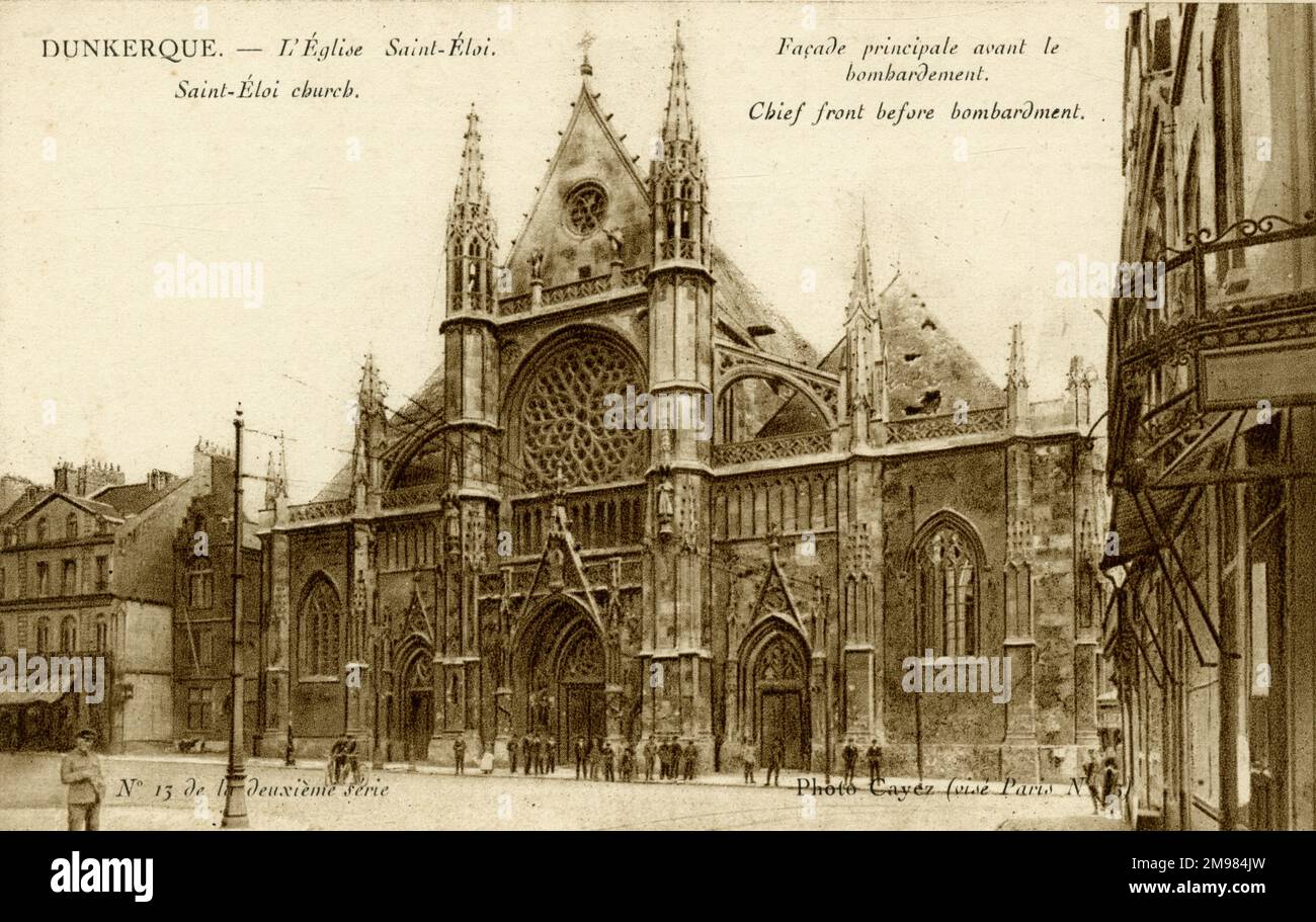 Die Fassade der Kirche Saint Eloi in Dünkirchen, Frankreich, mit einer großen Gruppe von Menschen, die draußen stehen. Stockfoto