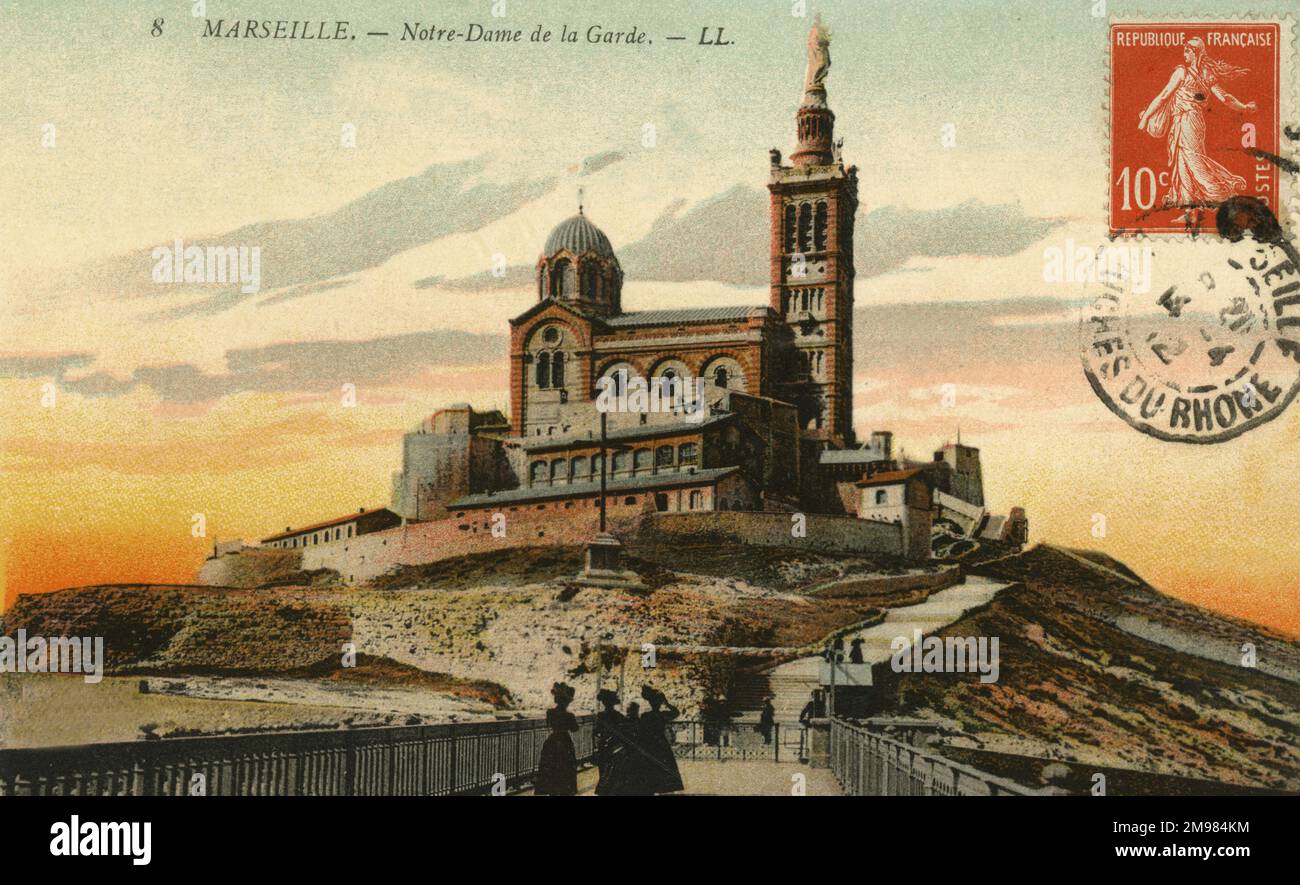 Basilika Notre-Dame de la Garde (Maria der Garde), in der französischen Stadt Marseille. Die Kirche wurde im neo-byzantinischen Stil auf einem Kalksteinfelsen am höchsten Punkt von Marseille erbaut. Die Kirche ist der Ort einer jährlichen Pilgerfahrt am Himmelstag, dem 15. August. Stockfoto