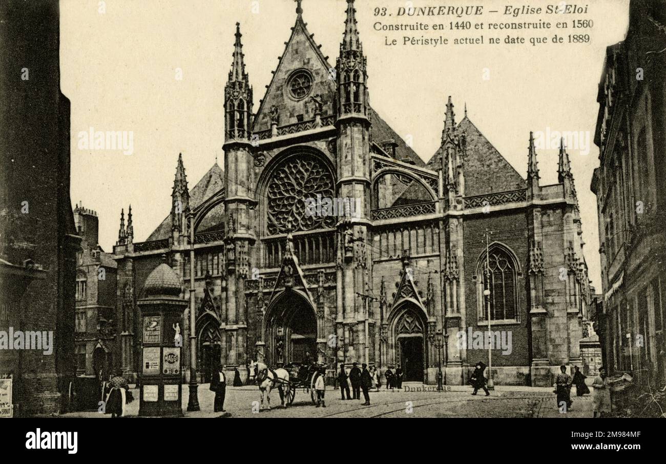 Die Fassade der Kirche Saint Eloi (Eglise St-Eloi) in der Stadt Dünkirchen (Dunkerque) im Norden Frankreichs zeigt einen belebten Hauptplatz mit Menschen und Pferden vor den Kirchentoren. Stockfoto