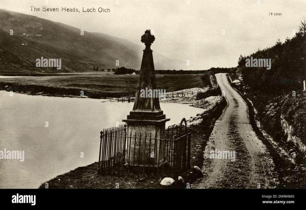 Das Denkmal des Brunnens der Sieben Köpfe von Loch Oich in Schottland. Der Brunnen wurde nach sieben Männern benannt, die auf Befehl von Ian Lom von MacDonald-Clansmen getötet wurden. Die Obelisken-Statue zeigt eine Hand mit einem Dolch und sieben abgetrennten Köpfen. Stockfoto