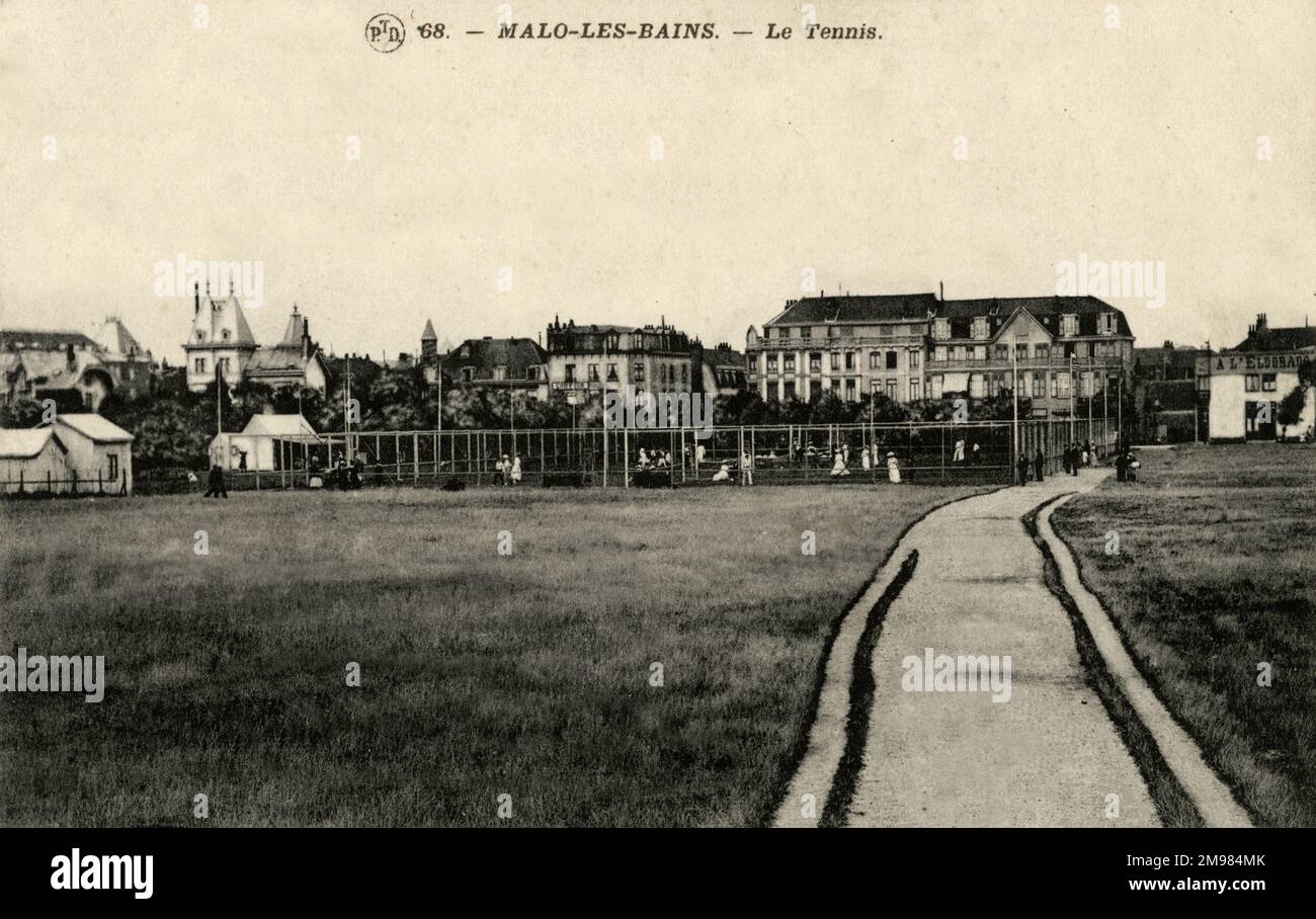 Im Strandort Malo-les-Bains in der Nähe der nordfranzösischen Stadt Dünkirchen befinden sich belebte Tennisplätze und ein Pfad, der durch Felder verläuft. Stockfoto