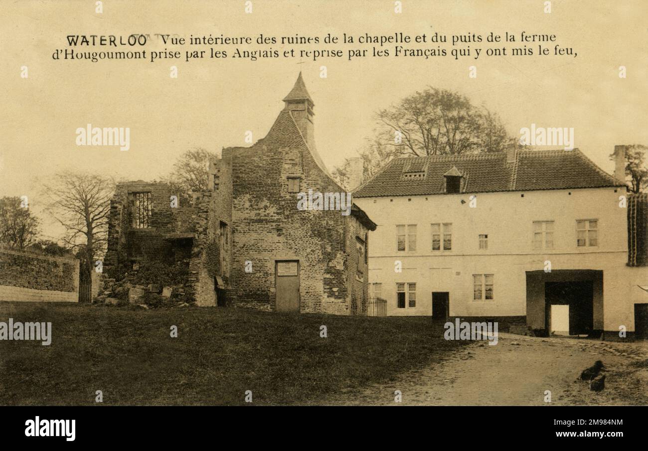 Waterloo, Belgien - die Ruine der Kapelle und das Bauernhaus von Hougoumont, ein Ort schwerer Kämpfe während der Schlacht von Waterloo am 18. Juni 1815. Die Farm und die Kapelle wurden in Brand gesetzt, als sie von den Franzosen während der Schlacht von den britischen Truppen entführt wurden. Das Bauernhaus wurde am 200. Jahrestag der Schlacht restauriert. Stockfoto