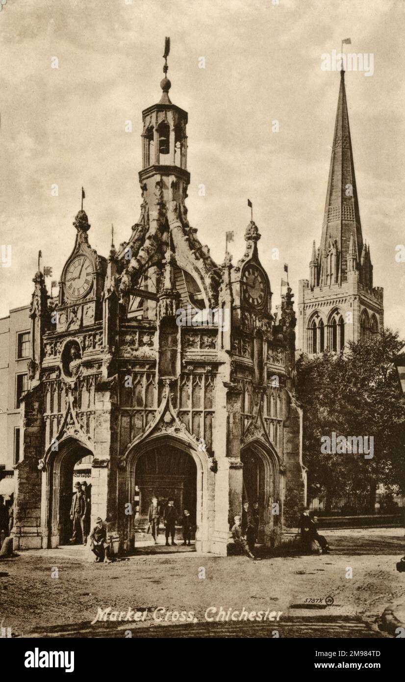 Chichester Cross ist ein aufwändiges, rechtwinkliges Marktkreuz im Zentrum der Stadt Chichester, erbaut von Edward Story, Bischof von Chichester von 1477 bis 1503. Der Stil und die Ornamente des Gebäudes deuten darauf hin, dass es aus der Herrschaft von Edward IV. Stammen könnte Das Market Cross ist aus Caen-Stein gebaut, die Mittelsäule scheint durch das Dach zu gehen und wird ohne acht fliegende Stützpfeiler gestützt Stockfoto
