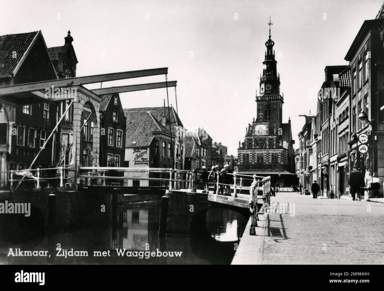 Alkmaar, Zijdam mit Waag-Gebäude - Niederlande. Bild einer Brücke über den Kanal mit dem Waag-Gebäude oder dem Waaghaus im Hintergrund. Das Waag beherbergt jetzt das Käsemuseum. Das Gebäude war ursprünglich eine Kapelle, die um 1390 erbaut wurde und 1582 in ein städtisches Wiegehaus umgewandelt wurde. Stockfoto