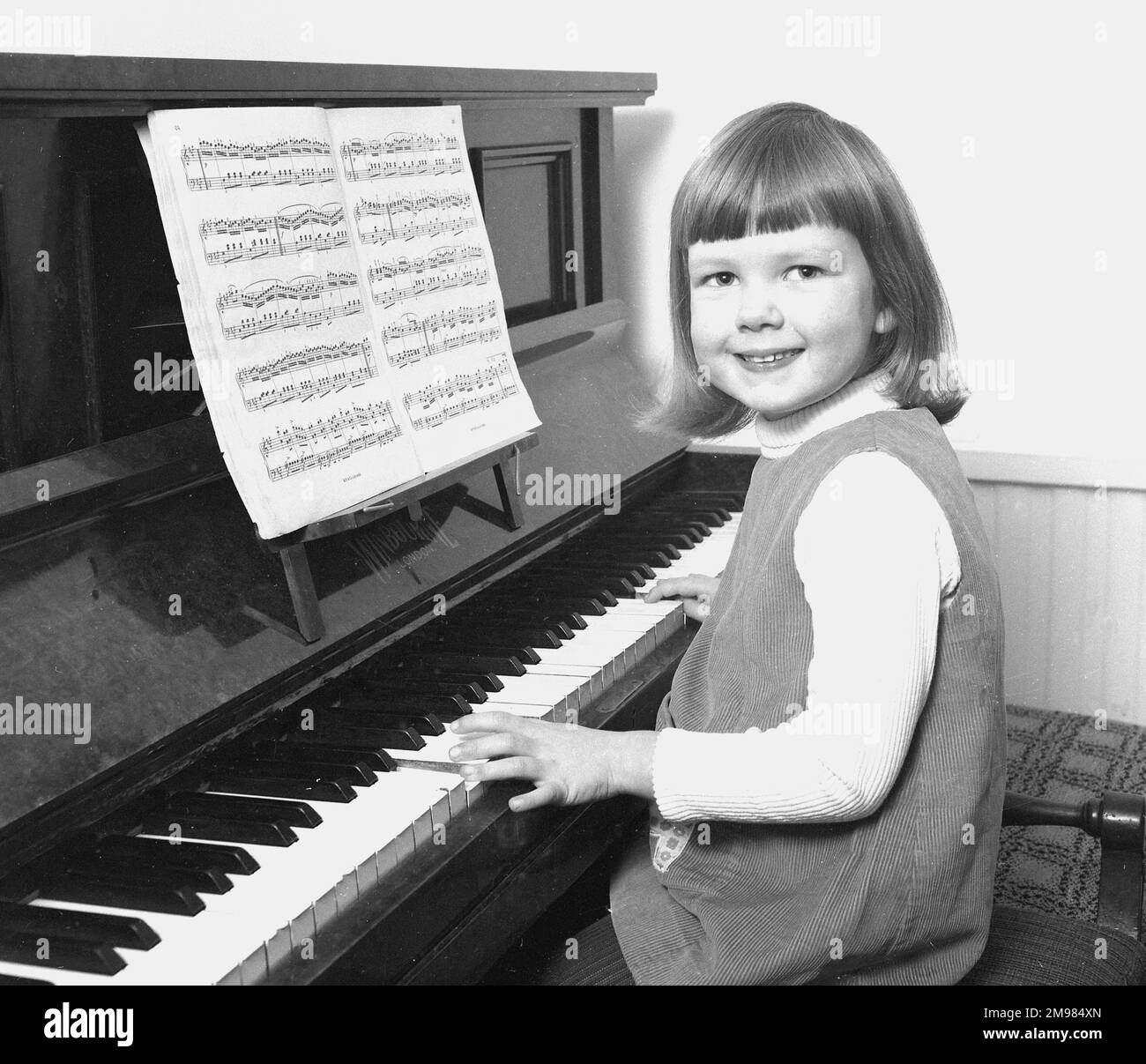 Das kleine mädchen Schwarzweiß-Stockfotos und -bilder - Alamy