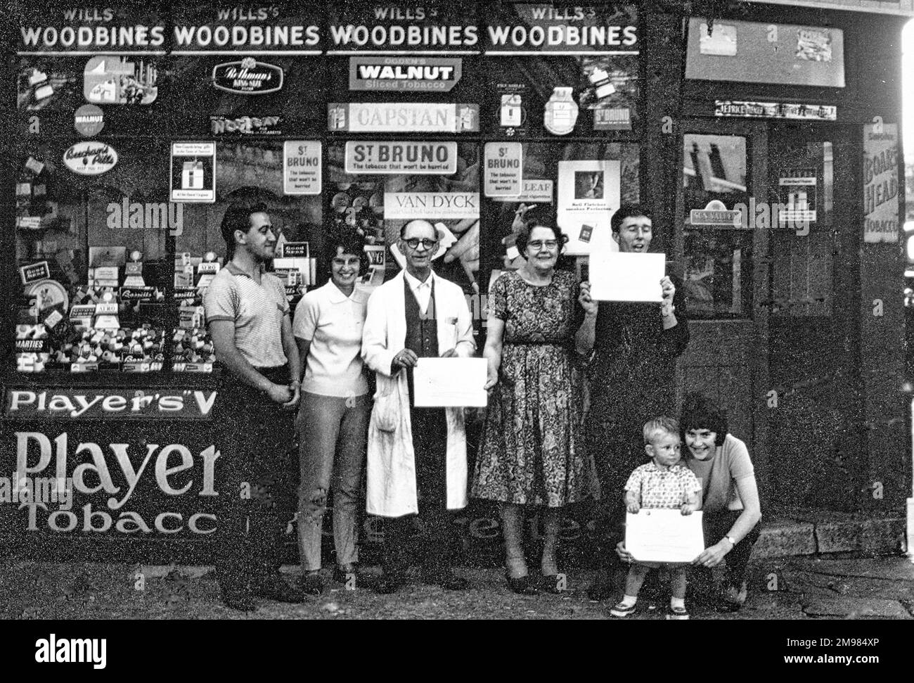 Dieser Süßwarenladen und Tabakladen wurde Ende der 1960er Jahre von Mr. Und Mrs. Price geführt. Es war an der Ecke Sumner Road und Garnies Street in Peckham, London. Der Bereich wurde kurz nach der Aufnahme dieses Fotos umgestaltet - die Hinweise auf dem Display lauteten „Shop soon close“. Stockfoto
