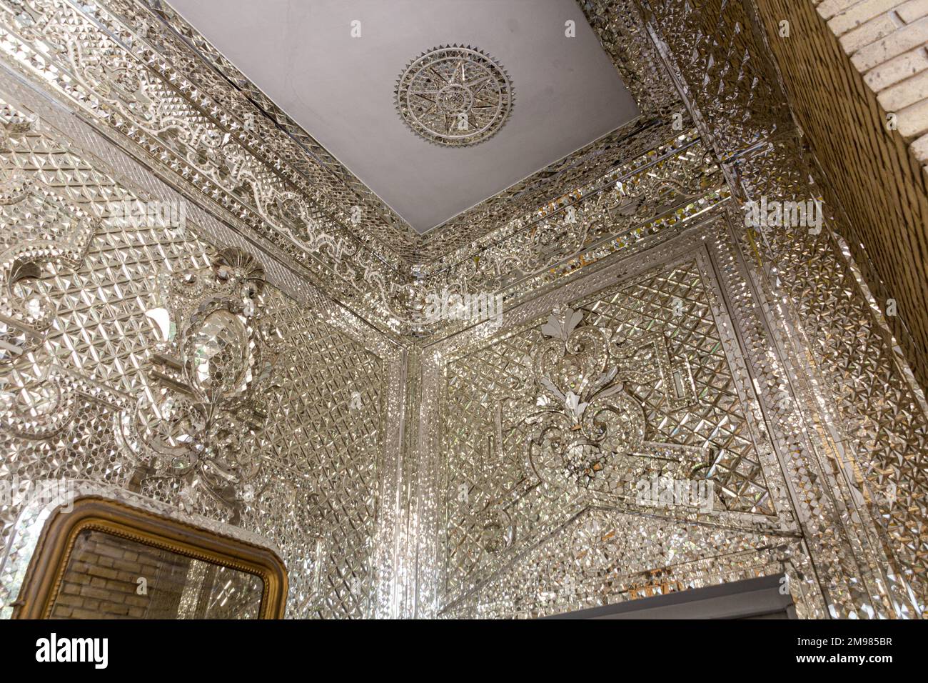 TEHERAN, IRAN - 5. JULI 2019: Innendekorationen des Golestan Palastes in Teheran, Hauptstadt des Iran. Stockfoto