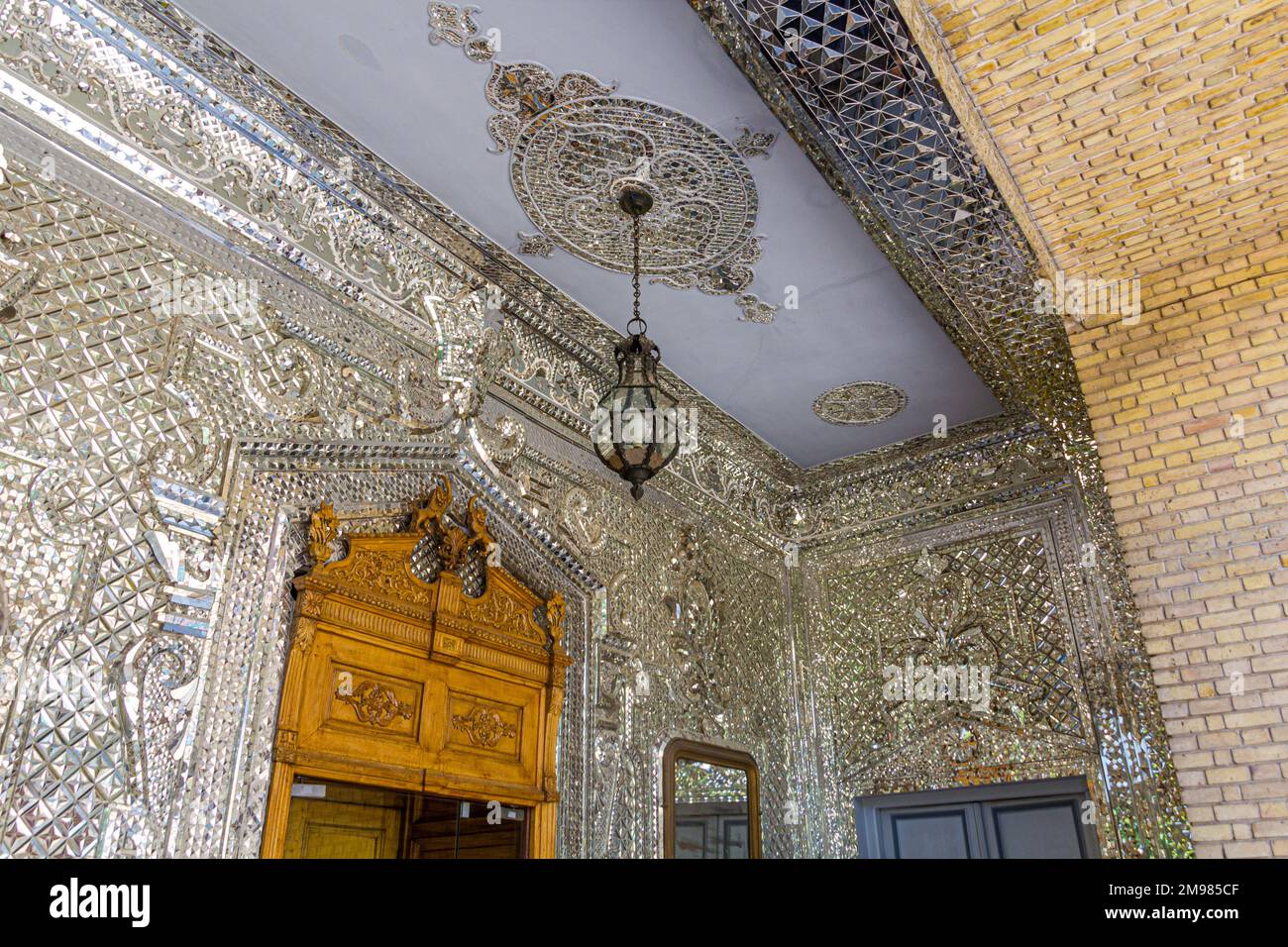 TEHERAN, IRAN - 5. JULI 2019: Innendekorationen des Golestan Palastes in Teheran, Hauptstadt des Iran. Stockfoto