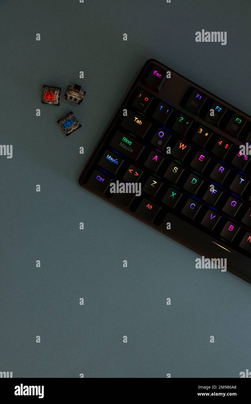 Vertikales Bild einer Gamer-Tastatur auf einem grauen Sockel mit Schaltern an der Seite. Stockfoto