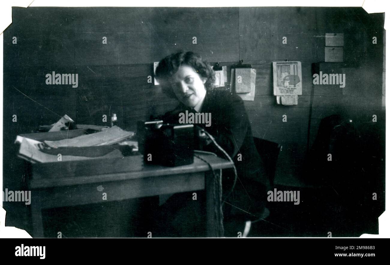 Frau, die am Ende des Zweiten Weltkriegs im ANCXF-Signalbüro (Allied Naval Commander Expeditionary Force) in Minden, Deutschland, im August 1945 an einem Schreibtisch arbeitet. Stockfoto
