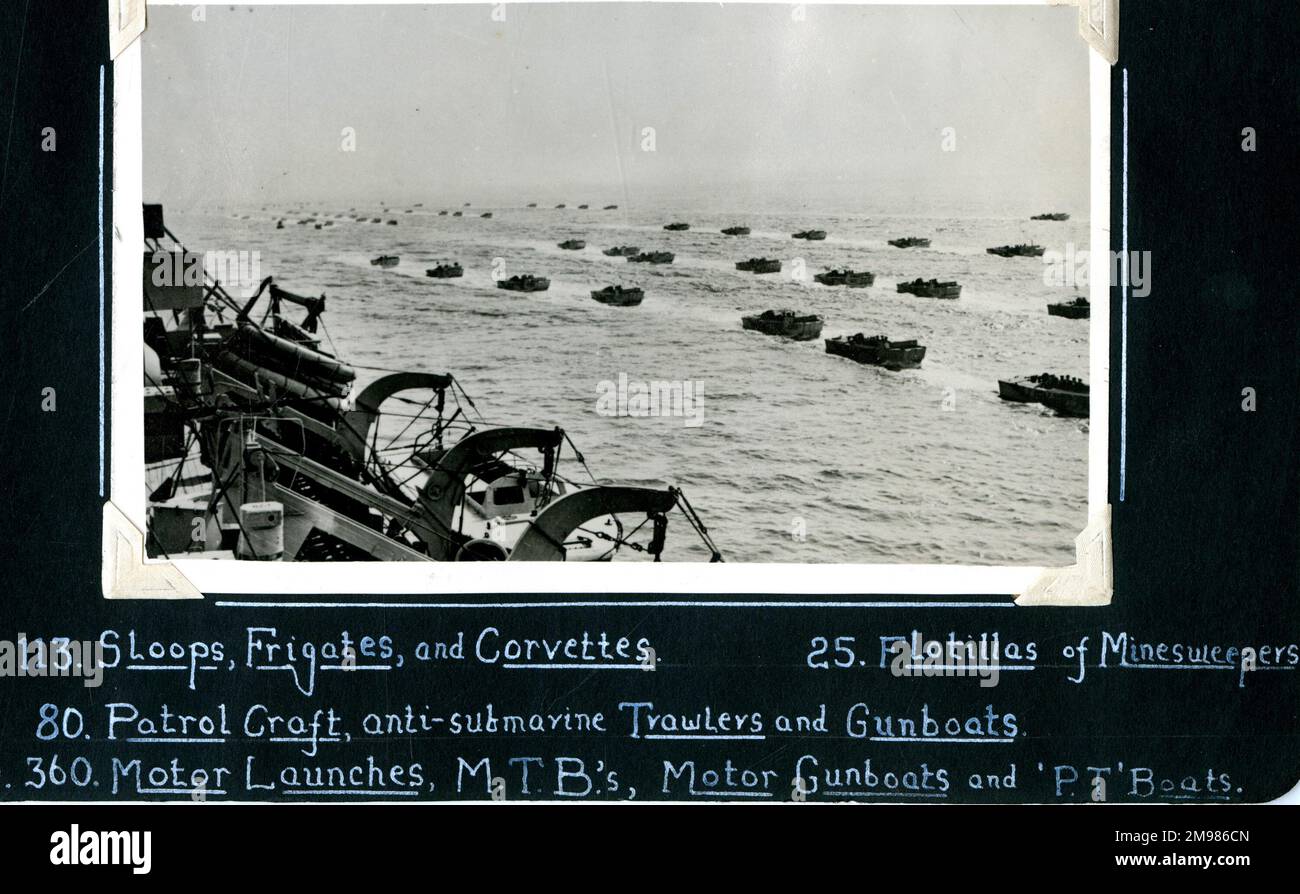D-Day Invasion Forces, Normandie, Frankreich, Juni 1944. Die Originalüberschrift enthält Details zur Anzahl der Schiffe: 113 Schlaufen, Fregatten und Korvetten, 25 Flotten von Minenräumern, 80 Patrouillenfahrzeuge, U-Boot-Schleppnetze und -Kanonenboote, 360 Motorstarts, MTBs, Kanonenboote und PT-Boote. Stockfoto