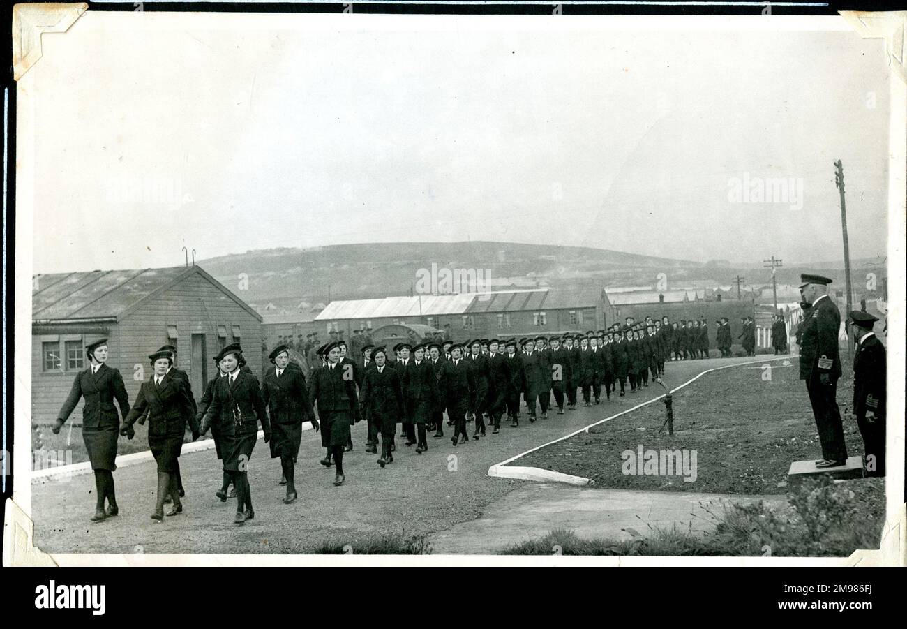 Vizeadmiral Lionel Wells (1884-1965), Flaggenoffizier der Orkneys- und Shetlands-Kommandos, bei einer Parade von Marinepersonal in Lyness, Insel Hoy, Orkney, WW2. Stockfoto