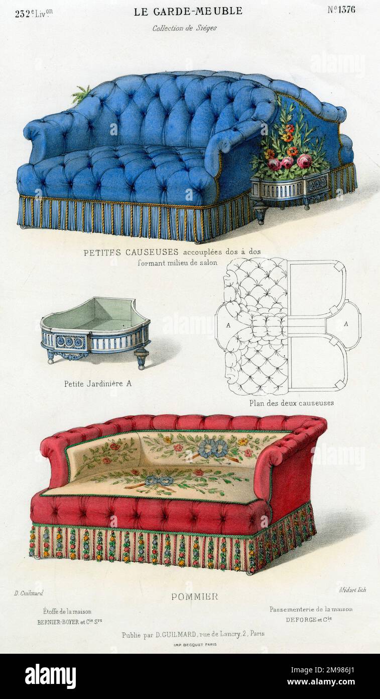 Französische Möbel - zwei Sofas, das blaue eine Rücken an Rücken für die Mitte eines großen Zimmers. Stockfoto