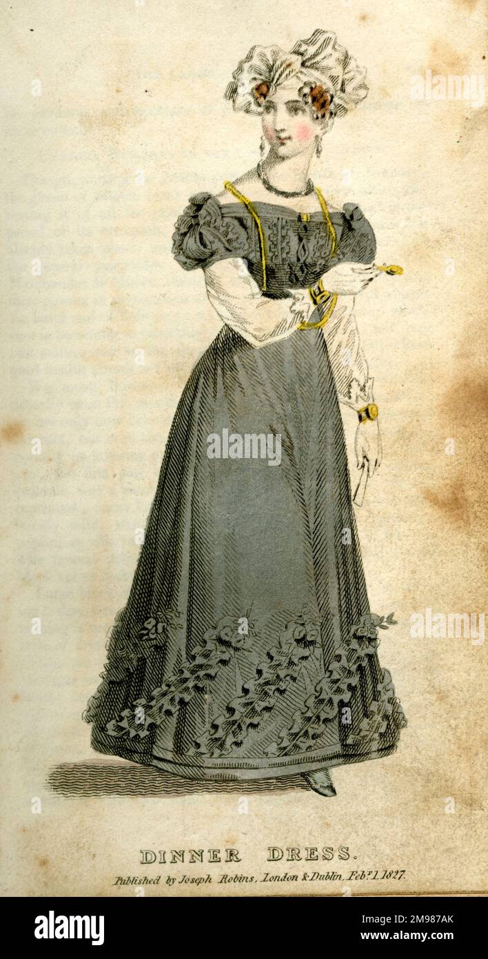 Eine Frau in einem grauen Abendkleid. Stockfoto