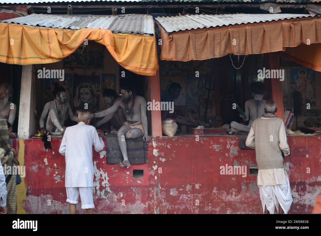 Sagar Island, Sri Lanka. 14. Januar 2023. Nach den weitverbreiteten Auswirkungen von Covid-19 seit 2 Jahren ist in diesem Jahr ein signifikanter Anstieg der Gangasagar Mela-Anhänger zu beobachten. Am 14. Und 15. Januar wurde der Fährdienst zwischen Kakdwip und Kachuberia aufgrund nebelbedingter Bedenken von Abend bis Morgen kurzzeitig ausgesetzt. Der Fluss der massiven Versammlungen wurde jedoch dank vier Bergbewegungen und Hunderten von Schiffsbewegungen erhalten. (Foto: Swattik Jana/Pacific Press) Kredit: Pacific Press Media Production Corp./Alamy Live News Stockfoto